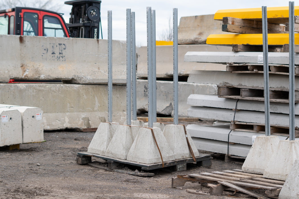 Base de béton pyramidale avec poteaux