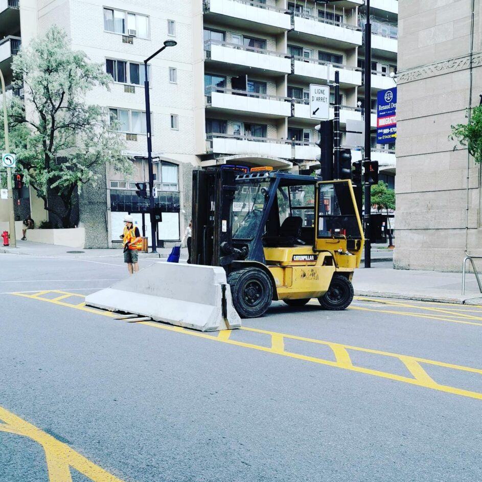 Glissière de béton normée MTQ ou non : laquelle choisir ?