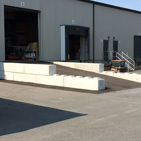 Des blocs de béton, il y en a partout!