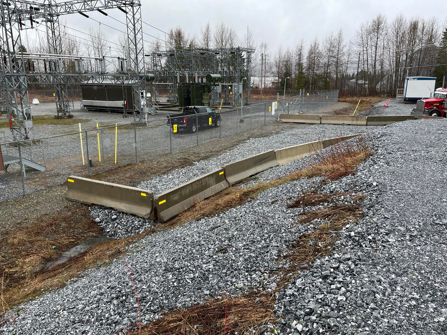 Glissières de béton installées sur un site industriel