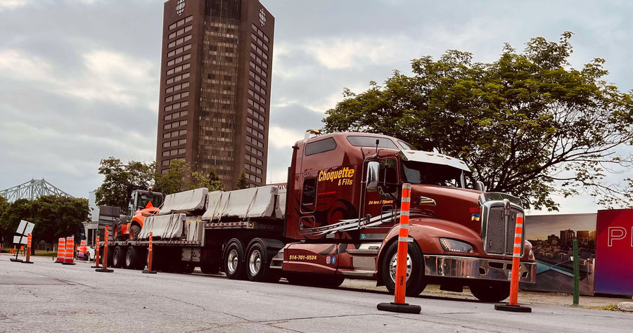 Camions plateau, chariots élévateurs et opérateurs