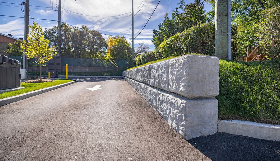 Mur de blocs de béton en bordure d'une entrée