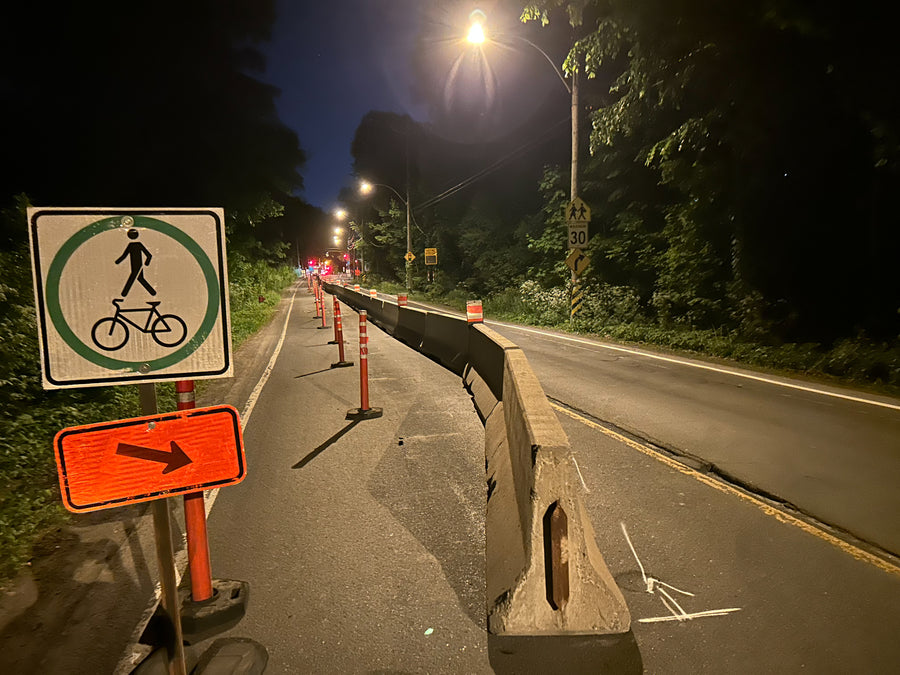 Glissières protégeant une piste cyclable de nuit