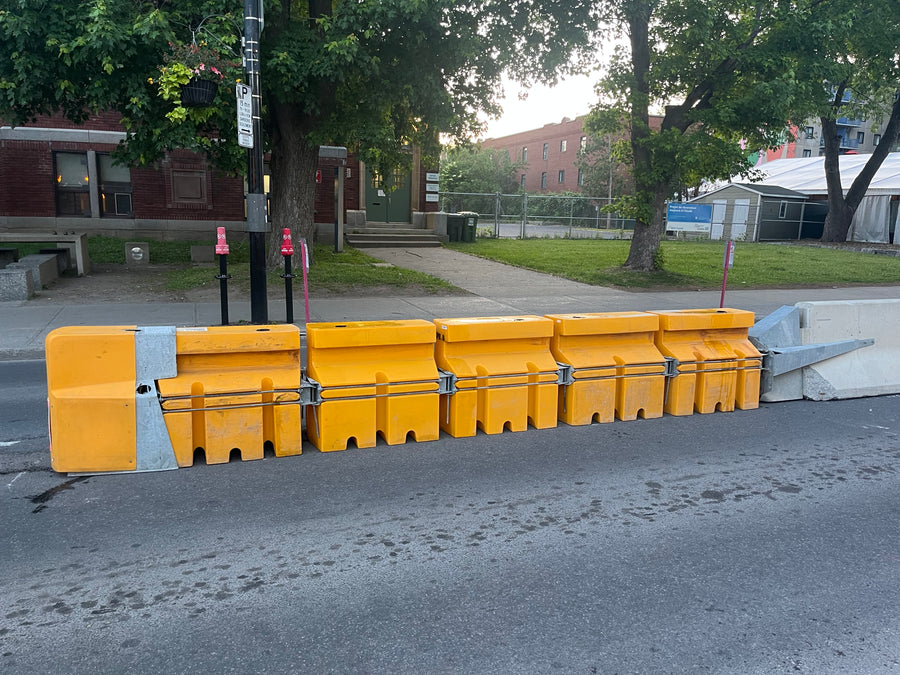 Atténuateurs d'impact installés en bordure de rue