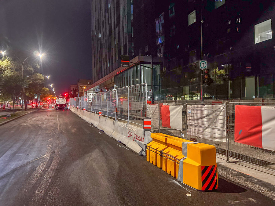 Glissières et atténuateur d'impact installés la nuit sur un chantier urbain