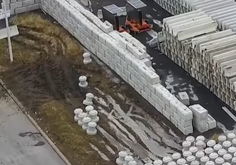 Mur de blocs de béton lego monté en bordure d'un site industriel